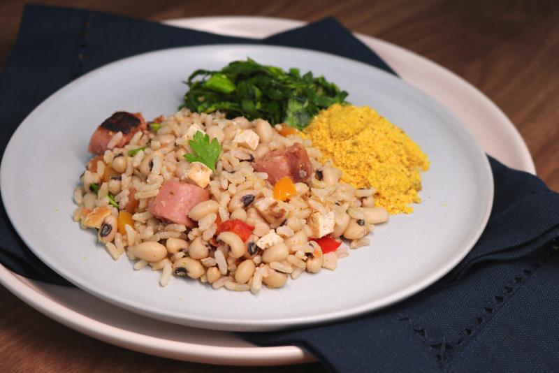 Baião de Dois Vegano com Farofa de Banana e Couve Refogada