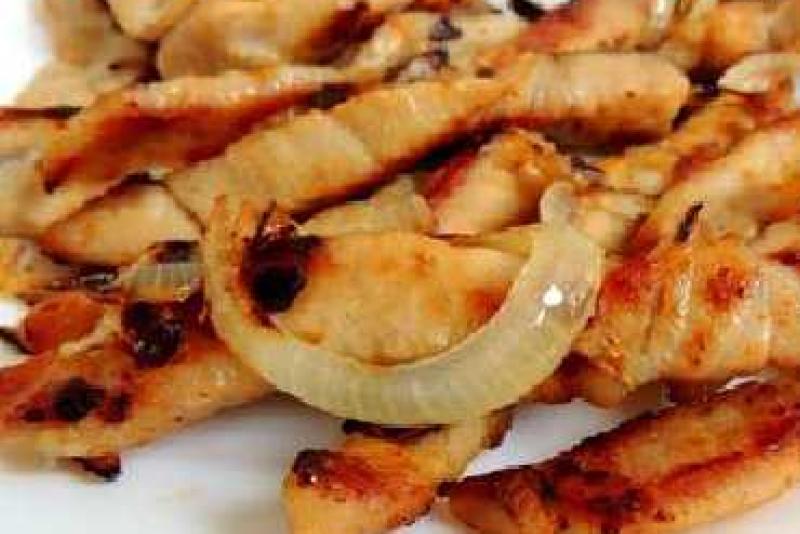 FILE DE FRANGO EM TIRAS ACEBOLADOS