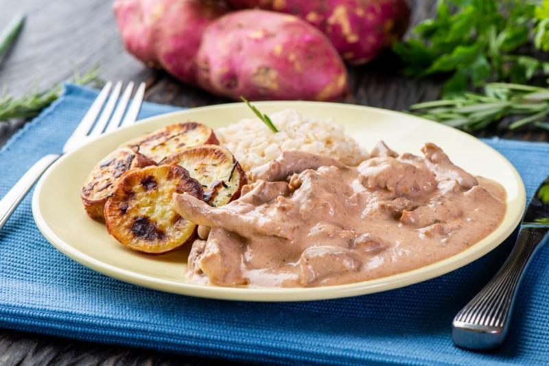 STROGONOFF DE CARNE COM ARROZ INTEGRAL  E BATATA DOCE RÚSTICA