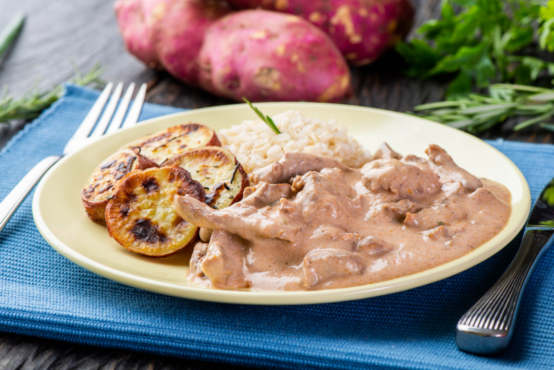 STROGONOFF DE CARNE COM ARROZ INTEGRAL  E BATATA DOCE RÚSTICA