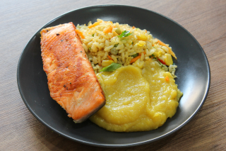 .SALMÃO EM POSTA AO MOLHO DE ERVAS FINAS COM PURÊ DE MANDIOQUINHA E ARROZ INTEGRAL À GREGA
