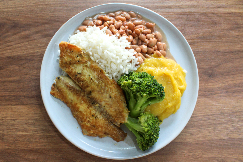 FILÉ DE TILÁPIA GRELHADA COM BRÓCOLIS ASSADO, PURÊ DE MANDIOQUINHA, ARROZ E FEIJÃO