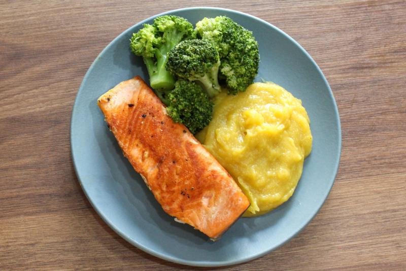 SALMÃO EM POSTA COM BRÓCOLIS ASSADO E PURÊ DE MANDIOQUINHA