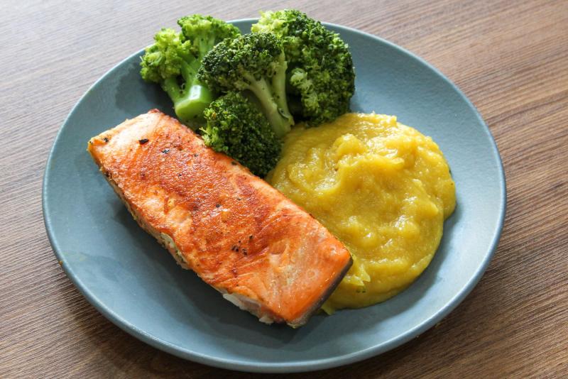 SALMÃO EM POSTA COM BRÓCOLIS ASSADO E PURÊ DE MANDIOQUINHA