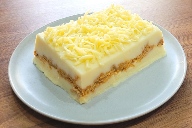 ESCONDIDINHO DE FRANGO COM PURÊ DE BATATA