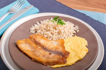 FILÉ DE TILÁPIA COM PURÊ DE MANDIOQUINHA E ARROZ INTEGRAL