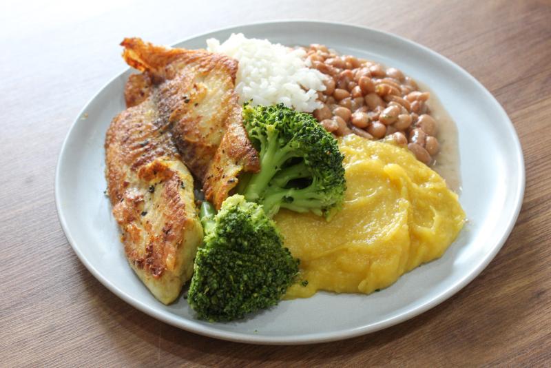 FILÉ DE TILÁPIA GRELHADA COM PURE DE MANDIOQUINHA, BRÓCOLIS, ARROZ E FEIJÃO