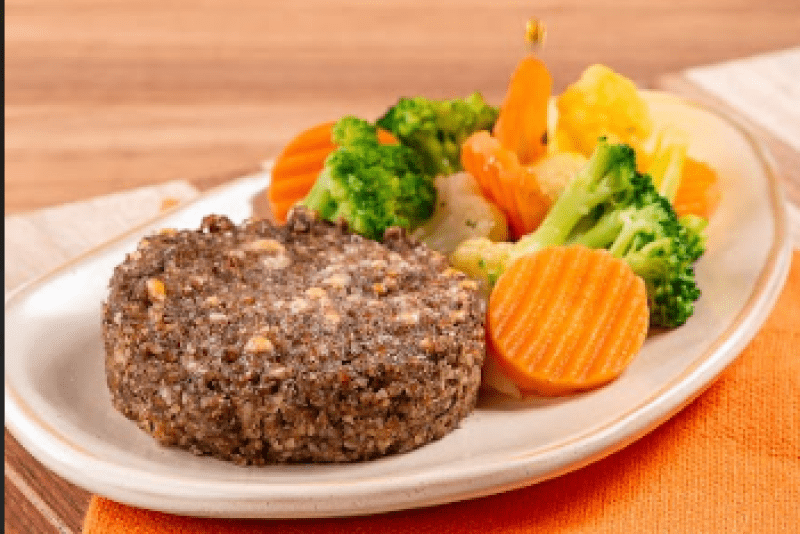 KIBE DE CARNE  ASSADO RECHEADO COM QUEIJO E MIX DE LEGUMES