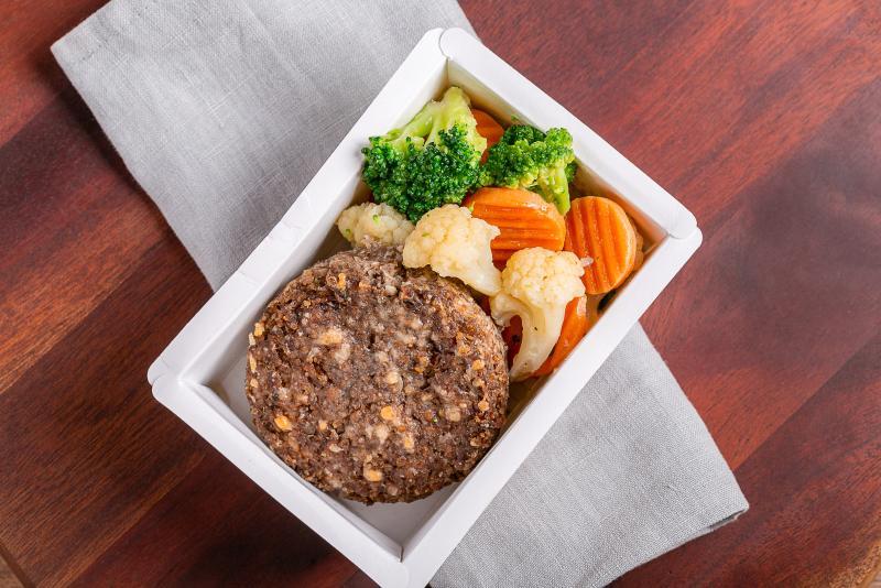 KIBE DE CARNE  ASSADO RECHEADO COM QUEIJO E MIX DE LEGUMES