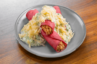 Panqueca Rosa (com Beterraba) de Frango com Molho de Brócolis