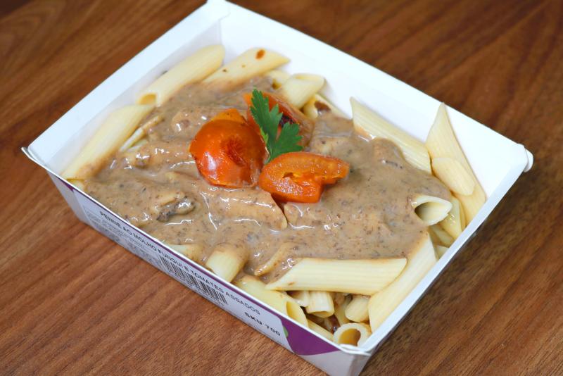 Penne ao Molho Fungui e Tomates Assados