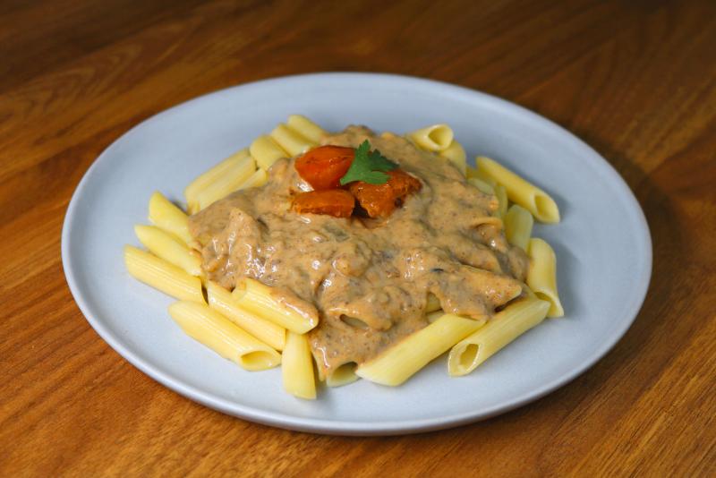 Penne ao Molho Fungui e Tomates Assados