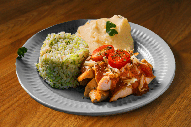 Filé de Frango à Pizzaiolo com Purê de Batatas e Arroz com Brócolis 300g