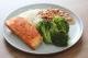 SALMÃO EM POSTA COM BRÓCOLIS ASSADO, ARROZ BRANCO E FEIJÃO