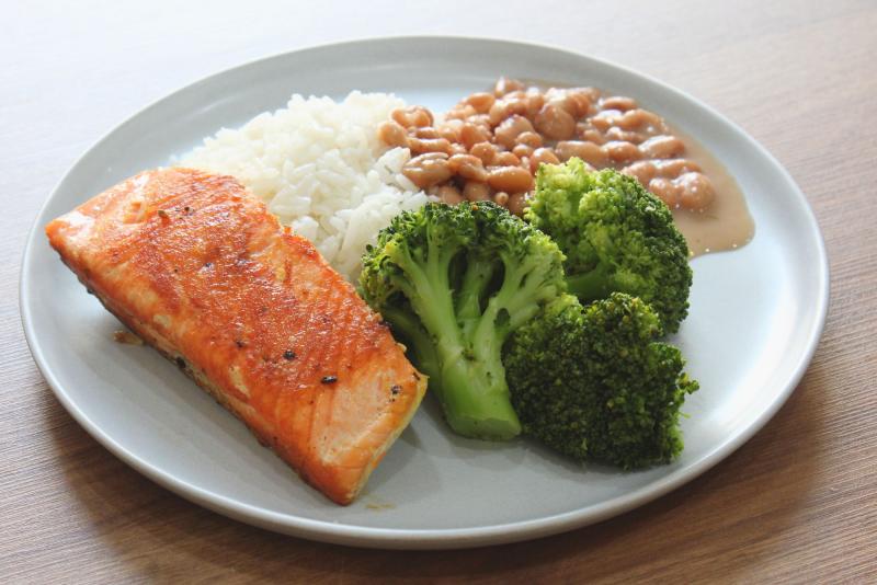 SALMÃO EM POSTA COM BRÓCOLIS ASSADO, ARROZ BRANCO E FEIJÃO