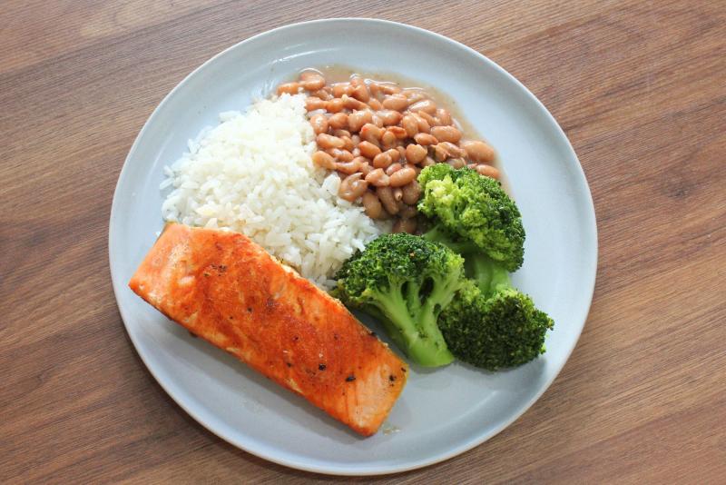 SALMÃO EM POSTA COM BRÓCOLIS ASSADO, ARROZ BRANCO E FEIJÃO