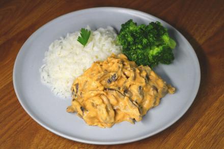 Strogonoff de 3 Cogumelos Vegano, Brócolis e Arroz Branco