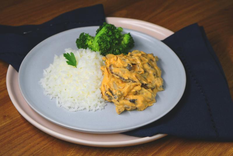 Strogonoff de 3 Cogumelos Vegano, Brócolis e Arroz Branco