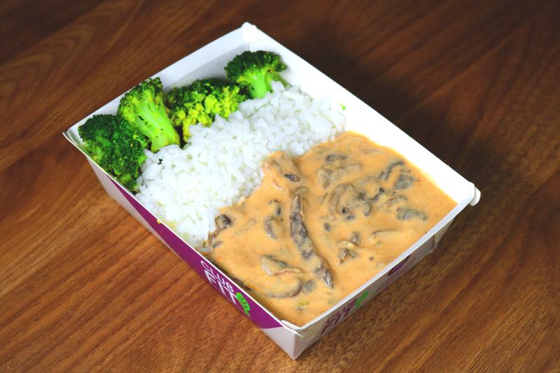 Strogonoff de 3 Cogumelos Vegano, Brócolis e Arroz Branco
