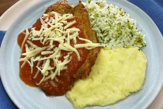 FILÉ DE TILÁPIA PARMEGIANA, PURÊ DE BATATAS, ARROZ BRANCO COM BROCOLIS : 300_g