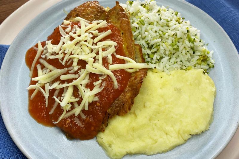 FILÉ DE TILÁPIA PARMEGIANA, PURÊ DE BATATAS, ARROZ BRANCO COM BROCOLIS : 300_g