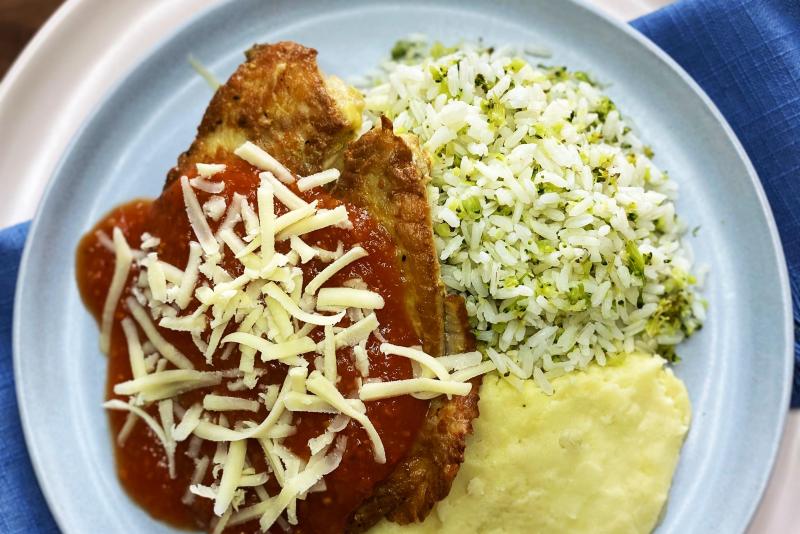 FILÉ DE TILÁPIA PARMEGIANA, PURÊ DE BATATAS, ARROZ BRANCO COM BROCOLIS : 300_g