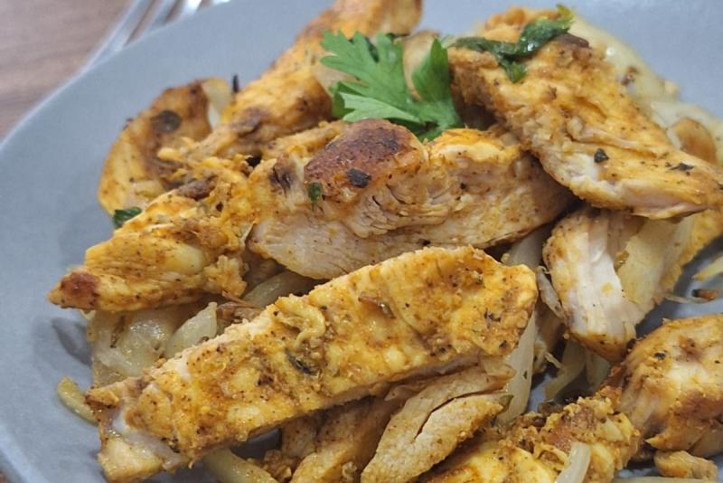 FILE DE FRANGO EM TIRAS ACEBOLADOS