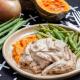Frango com Creme Acebolado, Vagem e Purê de Abóbora com Gorgonzola