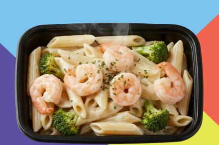 Penne ao molho branco, camarão e brócolis