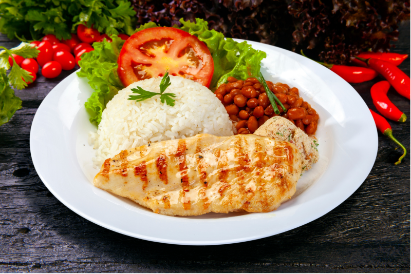 Frango grelhado com salada rústica e arroz integral