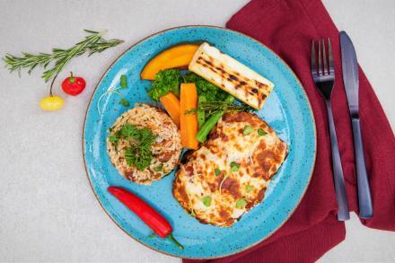 v. Berinjela à parmegiana com mussarela de búfala, arroz integral com tomate seco e legumes ao forno