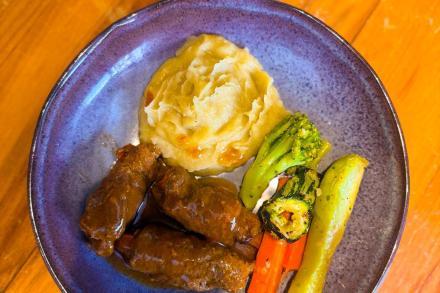 td. Bracciola de carne recheada com cenoura. Acompanha purê cremoso de batata doce e legumes.