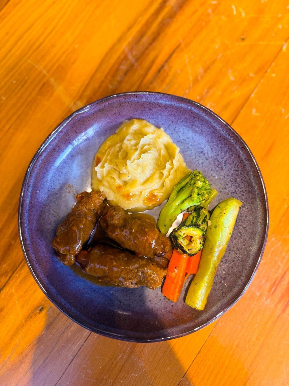 td. Bracciola de carne recheada com cenoura. Acompanha purê cremoso de batata doce e legumes.