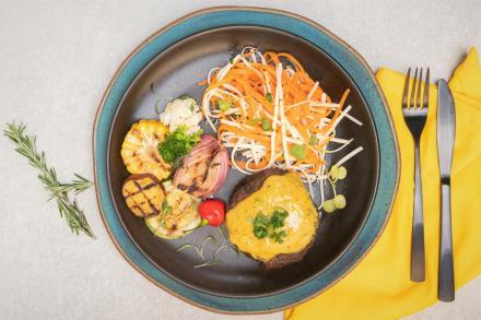 lc. Hambúrguer da casa ao molho dijon e mel, espaguete de cenoura com  pupunha e legumes grelhados