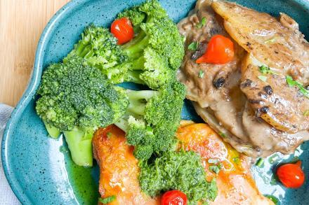 Sobrecoxa de frango desossada ao pesto de salsa, gratinado de batata ao molho funghi e brócolis no vapor