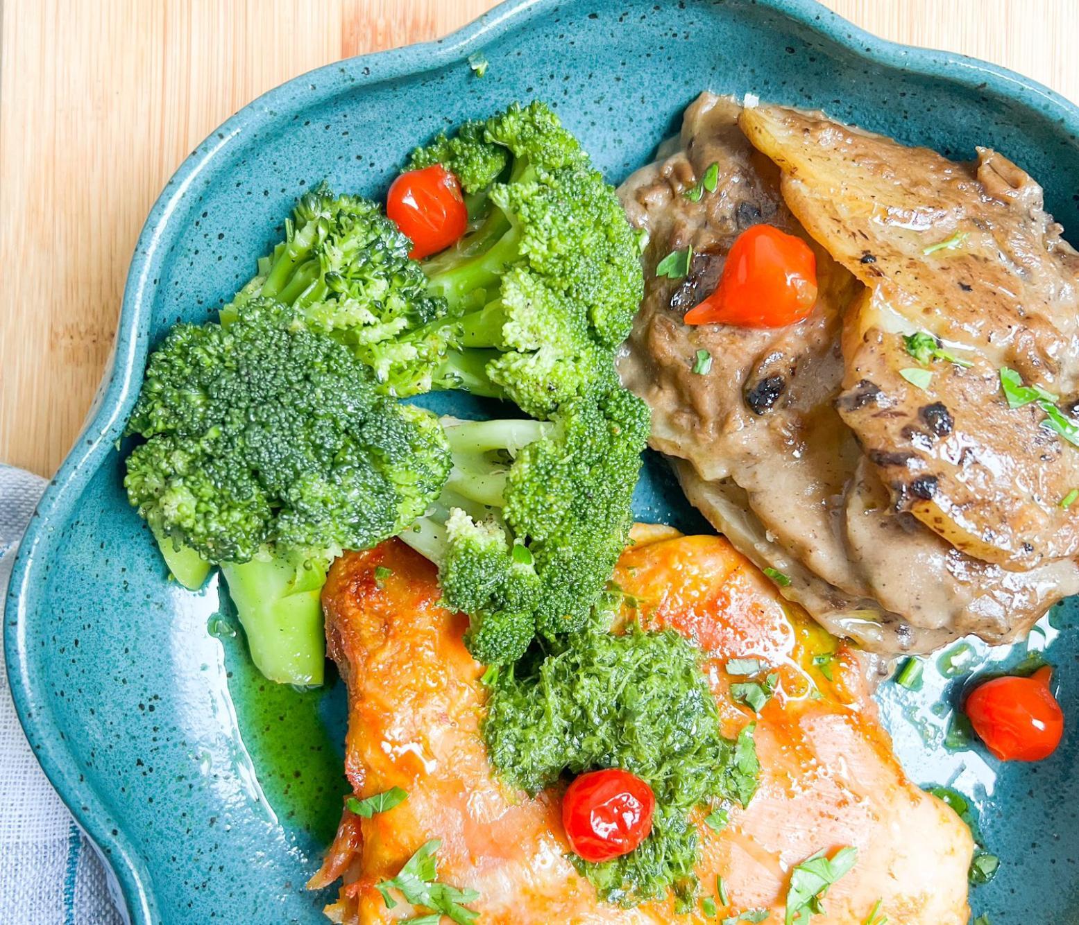 Sobrecoxa de frango desossada ao pesto de salsa, gratinado de batata ao molho funghi e brócolis no vapor