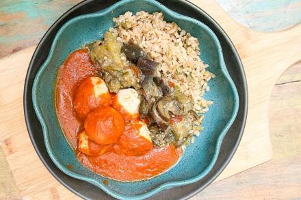 td. Almôndegas de frango ao molho sugo, arroz integral com brócolis e caponata de legumes