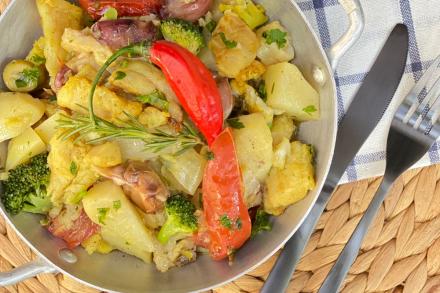 Bacalhaoada com batatas, tomate, alho confit e cebola
