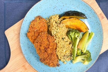 td. Bife à milanesa de castanhas ao forno, quinoa com curry e mix de legumes