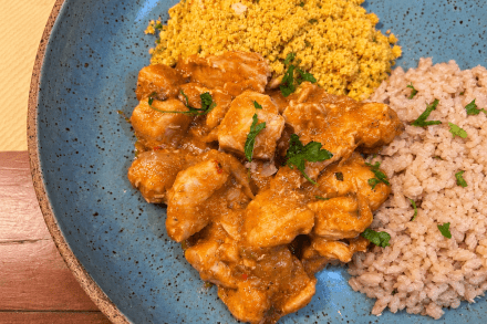 td. Bobó de frango, arroz integral farofinha de banana e mix de legumes.