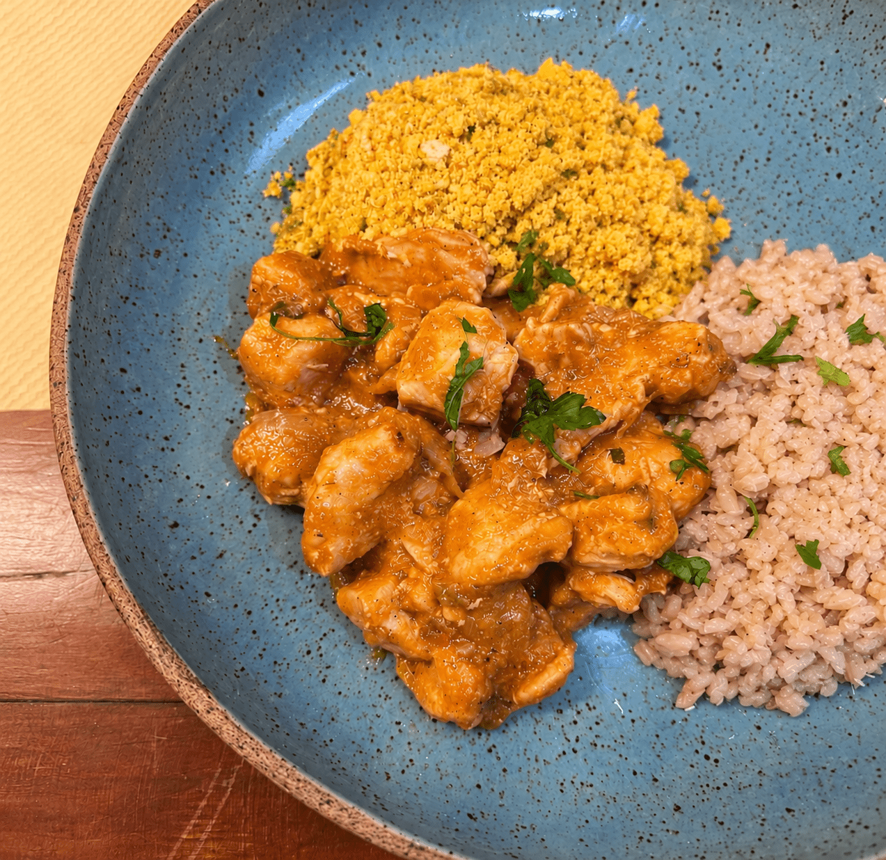 td. Bobó de frango, arroz integral farofinha de banana e mix de legumes.