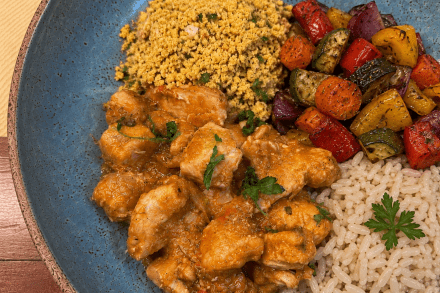 td. Bobó de frango, arroz integral farofinha de banana e mix de legumes.