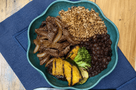td. Iscas de filé mignon acebolado, arroz integral com feijão preto e legumes