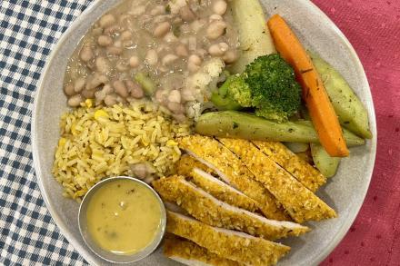 td. Chicken fingers ao molho mostarda e mel, arroz biro biro e legumes ao forno