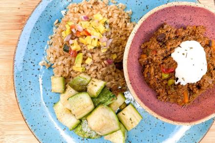 KIT td. Chilli de carne com feijão preto, arroz integral e abobrinha grelhada
