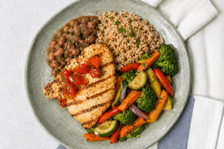 td. Peito de frango grelhado com molho pimenta biquinho, arroz integral , feijão carioca e legumes ao forno