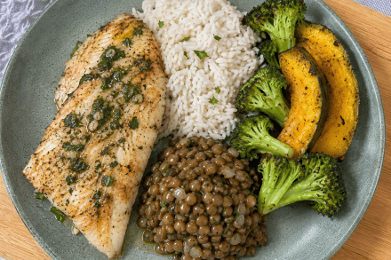 td. Filé de Saint Peter ao forno com ervas, arroz branco,  lentilha cremosa e mix de legumes
