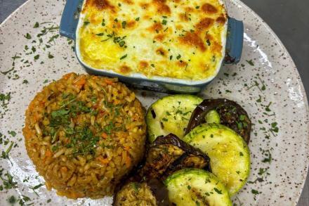 td. Escondidinho de frango gratinado, arroz integral e mix de legumes.