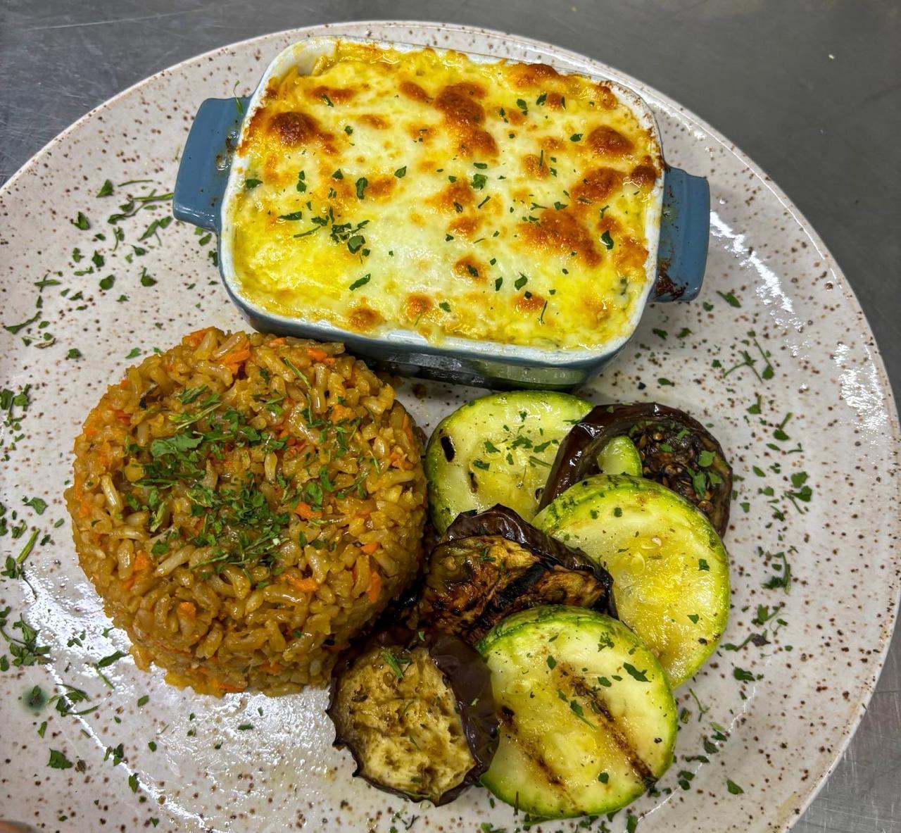 td. Escondidinho de frango gratinado, arroz integral e mix de legumes.