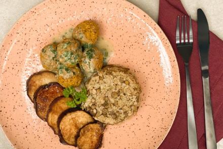 v. Falafel de grão de bico ao molho tahine,  arroz integral com cebola caramelizada, lentilha e berinjela agridoce